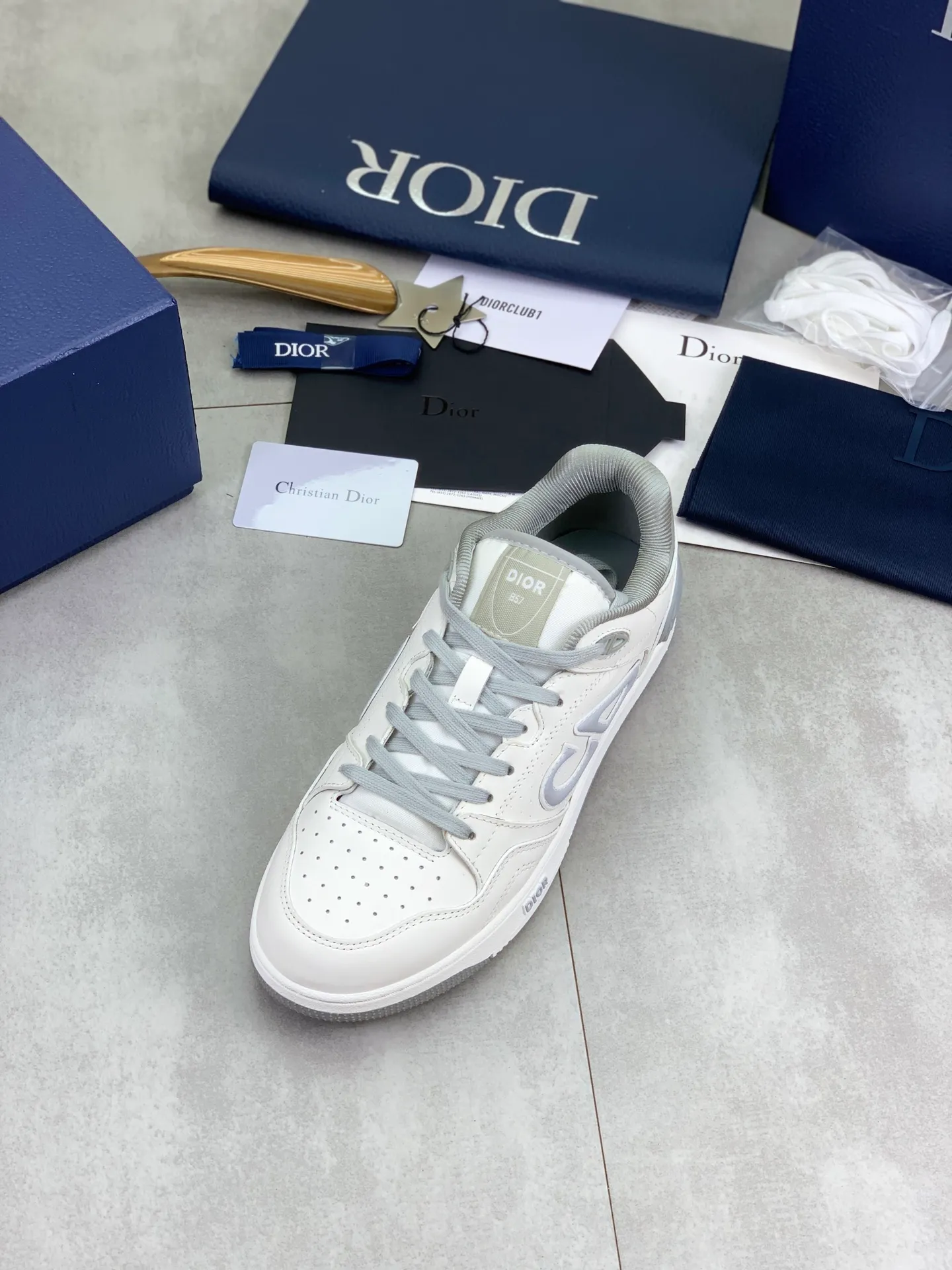 Factory price P760💰Low-top series 💎Top quality💎Dior's latest B57 low-top series original couple's mid-top sports sneakers Top high-end version Purchasing quality Original development Dior spring and autumn new B57 low-top couples' sports shoes are new products in this series, (Dior) B57 low-top sports shoes, original version 15560💰Purchased early spring new presbyopic sports shoes A favorite among major celebrities and Internet celebrities. The on-foot effect is very nice. The B57 sports sneakers are made by Italian craftsmen. They have distinct layers and a unique three-dimensional effect. They show a modern and elegant style, comparable to Dior  A classic style from Dior. Crafted from smooth black calf leather with beige and black Oblique print panels on the sides. The "CD Icon" shaped shoelace eyelets are clever and delicate, and the two-color rubber sole, rear collar and heel are all equipped with the brand's iconic details to enhance the style. Oblique printed straps at the ankle allow for an adjustable fit to complement the overall design. Fashionable and versatile, it can complement any look.                        Imported silk cowhide stitching with CD embroidery printing; 5⃣️colors🉑️choice TPU outsole Size: women’s 36-40 men’s: 38-46 (men’s sizes 38, 45, 46 are custom-made, non-refundable and non-exchangeable)